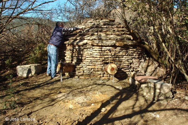 construcción de una fuente en la sierra de Cuenca